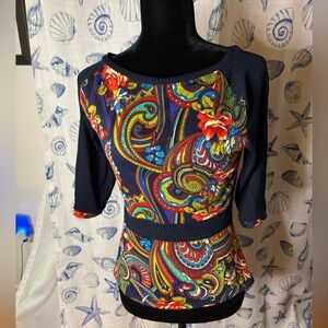 Women’s Top super cute Colorful Paisley. Sleeves have paisley trim. Excellent